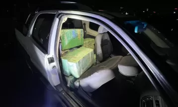 Polícia apreende quase meia tonelada de maconha dentro de carro abandonado em Foz do Iguaçu