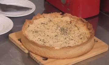 Empresária ensina como preparar torta de frango com requeijão; receita foi ensinada pela avó