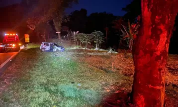 Homem morre após bater carro em árvore na BR-277, em Morretes