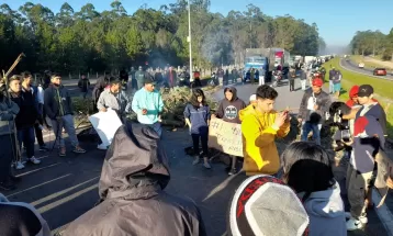 Manifestação indígena interdita trecho da BR-116 em São José dos Pinhais, diz PRF