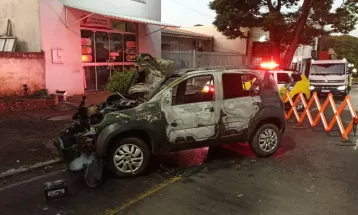 Motorista perde controle do veículo, bate em poste e carro pega fogo em rua de Umuarama