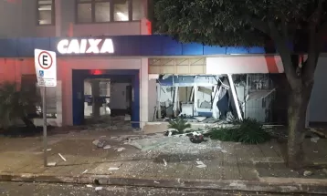 Agência da Caixa fica parcialmente destruída após tentativa de assalto em Iporã; local foi isolado por suspeita de bomba