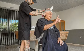 Barbeiro resgata autoestima em lar de idosos cortando cabelo de graça: 'É estar junto compartilhando amor'