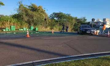 Carga de cerveja tomba de caminhão e causa lentidão em avenida de Londrina