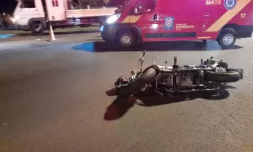Pai morre após bater contra a moto do filho, cair em rodovia e ser atropelado por caminhão, em Ponta Grossa