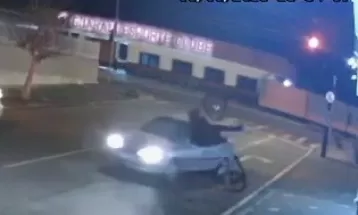 VÍDEO: Carro entra na contramão e atropela ciclista em Ponta Grossa