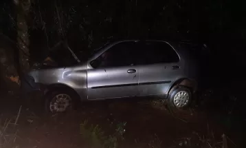 Homem morre e quatro ficam feridos após carro bater em árvore, em Boa Ventura de São Roque 