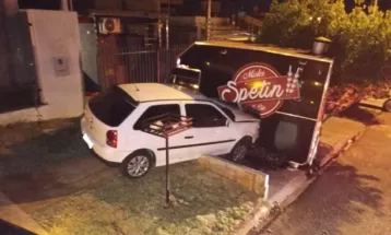 Motorista com sinais de embriaguez invade calçada, arranca árvore e bate em carrinho de lanche no PR, diz PM