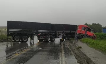BR-277 é totalmente interditada em Paranaguá devido a acidente com caminhão, diz PRF