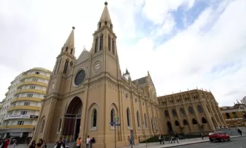 Catedral Basílica de Curitiba está com inscrições abertas para visitas guiadas gratuitas no sábado (17); veja como participar