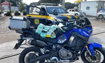 Mais de 20 quilos de cocaína são apreendidos em moto de luxo na PR-317; suspeito fugiu