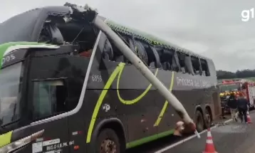 Três passageiros ficam feridos após peça se soltar de caminhão e atingir ônibus na BR-277 em Cascavel; VÍDEO