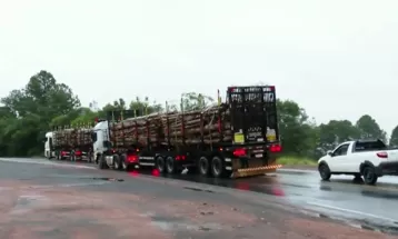 Motoristas trafegam na contramão para fugir de buracos na PR-151; veja flagrantes