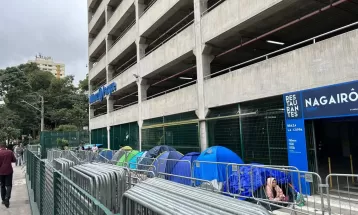 Fãs de Taylor Swift negociam com cambistas para não perder lugar na fila da compra de ingressos para show extra em SP