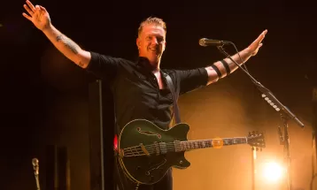 Josh Homme, do Queens of the Stone Age, revela que passou por cirurgia durante tratamento de câncer
