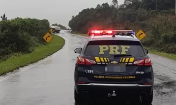 PRF interdita trecho da BR-277 em Balsa Nova após tombamento de caminhão carregado de combustível 