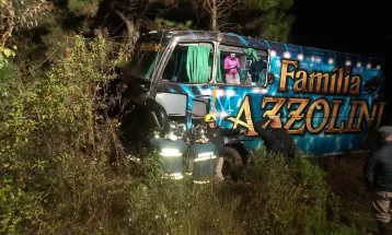 Acidente com carro e ônibus da banda Família Azzolini deixa dois mortos na PR-280, em Clevelândia