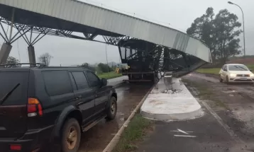 Cobertura da Adapar despenca após caminhão bater em estrutura na BR-487; rodovia ficou interditada por 4h