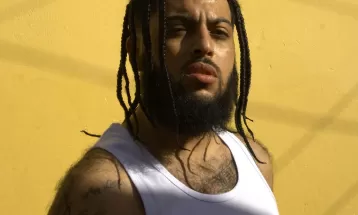 Rapper Coruja BC1 transita pelo funk com linguagem rueira do disco 'Versão brasileira'