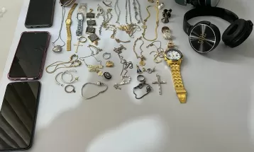 Tornozeleira eletrônica ajuda polícia a prender suspeito de assaltar van de turismo em Foz do Iguaçu