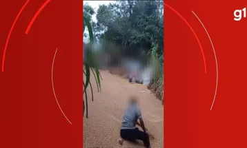 VÍDEO: caminhão tomba com mais de 30 toneladas de soja e parte da carga é saqueada