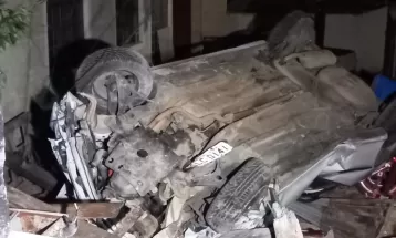 Jovem morre após perder controle da direção, derrubar muro e invadir quintal de casa com carro, em Almirante Tamandaré