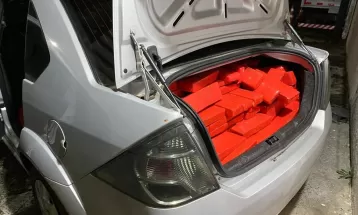 Quase meia tonelada de maconha é encontrada em porta-malas de carro na BR-277, em Guarapuava