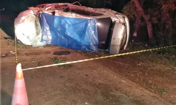 Casal morre após carro capotar e bater em árvore na BR-376, em Ortigueira