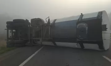 Caminhão tomba e interdita parcialmente PR-151 entre Castro e Carambeí