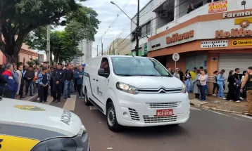 Corpo de estudante baleado na cabeça em colégio do PR é enterrado; última despedida teve cortejo e aplausos de familiares e amigos