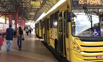 Motorista para ônibus em batalhão da PM para passageira denunciar importunação sexual no transporte público; suspeito foi preso