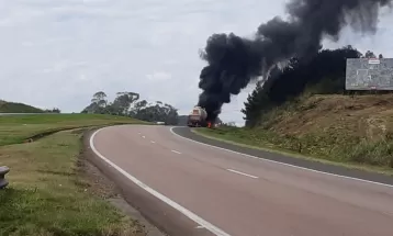 Incêndio em caminhão interdita pistas da BR-277, em Balsa Nova