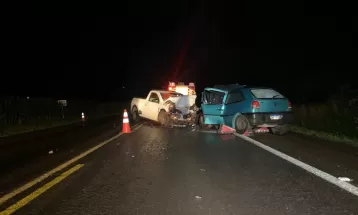 Homem de 53 anos morre em batida entre dois carros na BR-277, em Cascavel