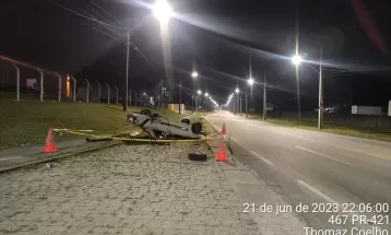 Suspeito capota carro enquanto foge da polícia em Araucária; ele foi preso