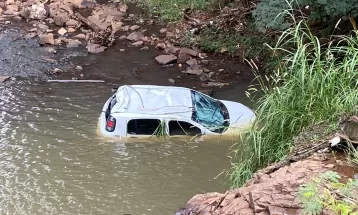 VIDEO: Imagem mostra momento em que motorista perde controle e carro cai em rio no PR