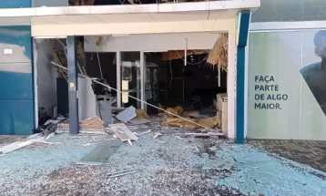 Suspeitos explodem agência bancária em Santo Antônio da Platina; FOTOS