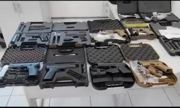 Homem com registro de CAC simula roubo para encobrir venda de armas para suspeitos, afirma delegado