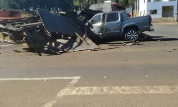 Caminhonete bate contra caminhão que fazia retorno na BR-277, em Guarapuava
