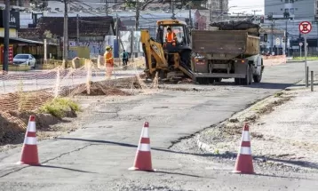 Obras do Ligeirão Norte-Sul bloqueiam trecho da Avenida Winston Churchill, em Curitiba; veja o que muda