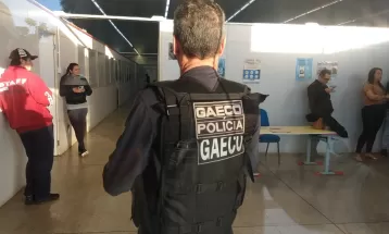 Gaeco cumpre mandados em operação contra supostas fraudes em licitações e contratos públicos de mais de R$ 10,2 milhões, em Foz do Iguaçu 