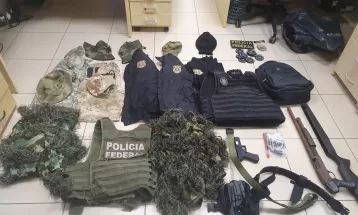 Polícia cumpre mandados contra grupo suspeito de roubar mercadorias contrabandeadas de outros grupos criminosos se passando pela PF 