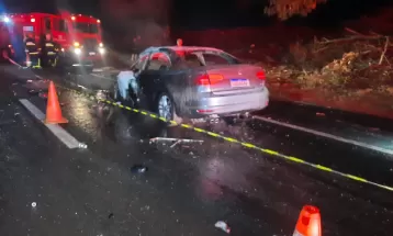 Motorista morre carbonizado após bater carro na traseira de caminhão na PR-317, em Maringá