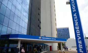 Segunda parcela do 13º salário de aposentados e pensionistas injeta R$ 1,8 bilhão na economia do PR; veja datas de pagamento
