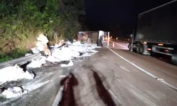 Caminhão carregado com açúcar tomba e interdita parcialmente BR-277, em Campo Largo