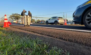 Mulher morre atropelada atravessando rodovia para pegar ônibus, em Foz do Iguaçu