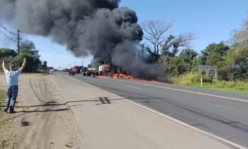 Acidente entre caminhões bloqueia BR-373 em Ponta Grossa; dois veículos pegaram fogo