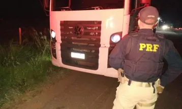 PRF apreende 50 mil maços de cigarros contrabandeados, em Campo Mourão