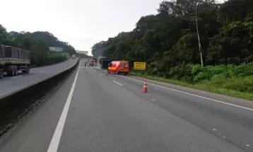 Caminhão pega fogo e bloqueia parcialmente BR-376, em Guaratuba