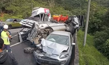 Engavetamento com caminhão e 15 carros interdita BR-376, em Guaratuba; seis ficaram feridos