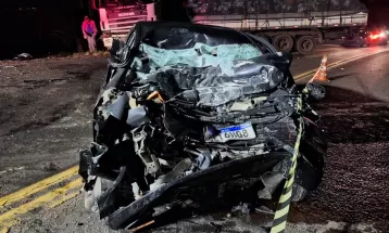 Carro invade pista contrária e bate de frente com caminhão no Paraná; uma pessoa morreu